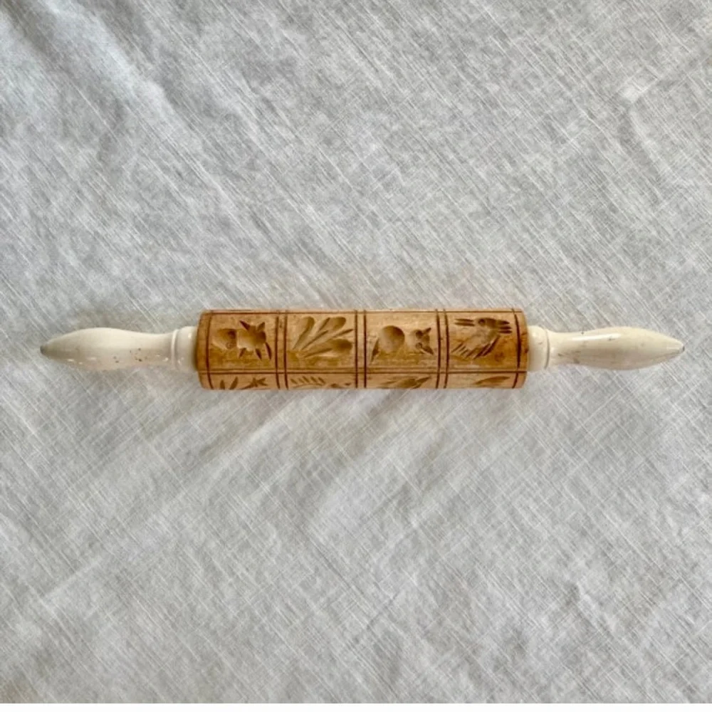 Vintage embossing spingerie folk art rolling pin.